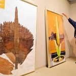 ショクダイオオコンニャクの標本（左）を前に話す李忠建研究員＝三田市弥生が丘６