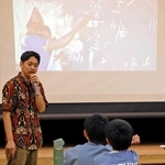 世界の教育現場について話す岡本啓史さん＝三田市けやき台１