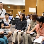 グループディスカッションで語り合う三田市在住のベトナム人と参加者たち＝三田市川除