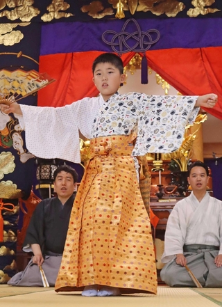 練習の成果を披露する子ども＝欣勝寺