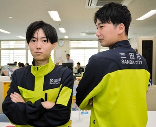 新しく導入された防災服。三田市の名前を分かりやすく前面に出した＝三田市役所