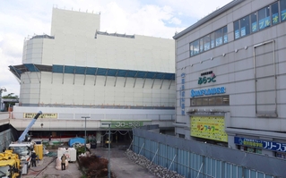 解体工事が始まっている「フローラ８８」。手前のビルにある「多世代交流館」は新施設の３階に統合される＝三田市弥生が丘１