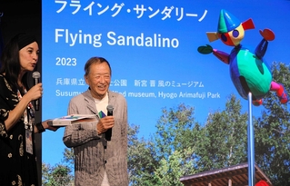 イタリア館のアンバサダーを務める新宮晋さん（左から２人目）＝大阪市此花区