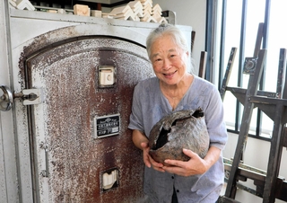 ３０年以上愛用した窯の前で作品を紹介する佐﨑裕子さん＝三田市下内神