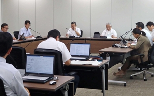 新商業施設への移転計画について議論が交わされた市議会予算決算常任委員会生活地域分科会＝４日、三田市三輪２