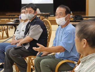 自身の経験を語る参加者＝三田市川除