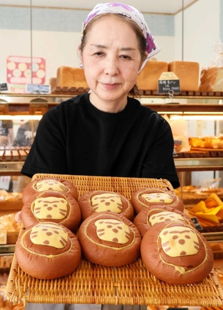 阪神タイガースが勝った翌日に販売するクリームパンを紹介する扇野元子さん＝三田市三輪１