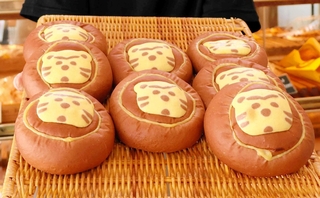 阪神タイガースが勝った翌日に販売するクリームパン＝三田市三輪１