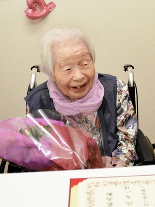 花束を贈られ笑顔を見せる加藤秀代さん＝三田市南が丘２