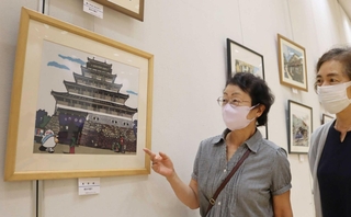 メンバーらの力作が並ぶ会場＝郷の音ホール