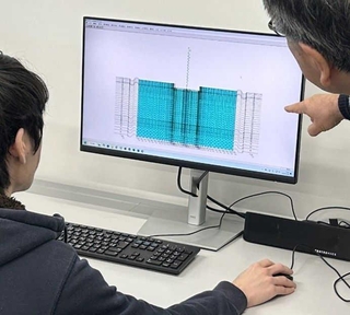 地盤や建物のモデルをつくり、解析を進める様子