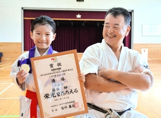 全国大会で優勝し、笑顔を見せる藤田妙さん（左）と、指導する生田淳一館長＝三田市つつじが丘南３