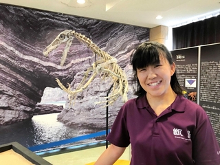 三宅優佳研究員