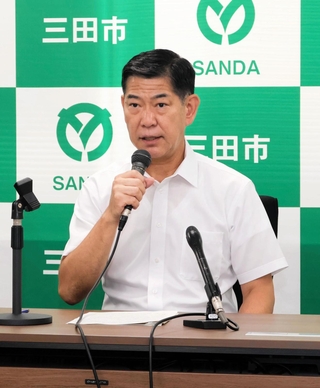 フラワータウン市民センター移転関連議案の否決を受け、今後の方針などを説明する田村克也三田市長＝三田市三輪２、三田市役所