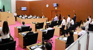 フラワータウン市民センターなどの移転関連議案を否決した市議会定例会本会議＝いずれも三田市三輪２