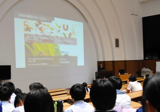 先端技術を用いた生物多様性の保全について専門家や学生が発表した＝三田市学園１