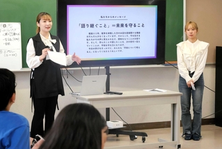 ８０年前の三田空襲で、三輪国民学校の児童たちが犠牲になったことを伝える関西学院大生＝三田市三輪１、三輪小学校