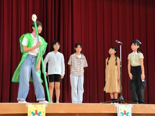 「ウェルビーイング」をテーマにした劇を披露する子どもら＝三田市川除