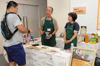 マルシェでは、南が丘１で開いている「認知症ｃａｆｅいろどり」の体験ブースもあった＝三田市川除