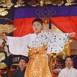 練習の成果を披露する子ども＝欣勝寺