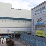 解体工事が始まっている「フローラ８８」。手前のビルにある「多世代交流館」は新施設の３階に統合される＝三田市弥生が丘１