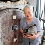 ３０年以上愛用した窯の前で作品を紹介する佐﨑裕子さん＝三田市下内神