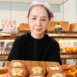 阪神タイガースが勝った翌日に販売するクリームパンを紹介する扇野元子さん＝三田市三輪１