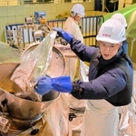 次々とホップを投入していく従業員ら＝神戸市北区赤松台２