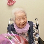 花束を贈られ笑顔を見せる加藤秀代さん＝三田市南が丘２