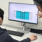 地盤や建物のモデルをつくり、解析を進める様子