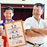 全国大会で優勝し、笑顔を見せる藤田妙さん（左）と、指導する生田淳一館長＝三田市つつじが丘南３