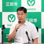 フラワータウン市民センター移転関連議案の否決を受け、今後の方針などを説明する田村克也三田市長＝三田市三輪２、三田市役所