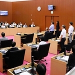 フラワータウン市民センターなどの移転関連議案を否決した市議会定例会本会議＝いずれも三田市三輪２