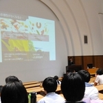先端技術を用いた生物多様性の保全について専門家や学生が発表した＝三田市学園１