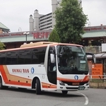 「フラワータウンセンター」バス停を発着する神姫バス。今後は神戸、大阪に加え、京都行きも運行される＝三田市武庫が丘７