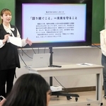 ８０年前の三田空襲で、三輪国民学校の児童たちが犠牲になったことを伝える関西学院大生＝三田市三輪１、三輪小学校