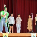 「ウェルビーイング」をテーマにした劇を披露する子どもら＝三田市川除