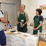 マルシェでは、南が丘１で開いている「認知症ｃａｆｅいろどり」の体験ブースもあった＝三田市川除