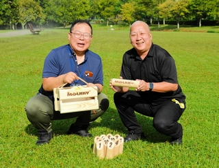 無料で貸し出すモルックを手に、利用を呼びかける梅沢豊和さん（右）と栗山慎一さん＝三田市けやき台２