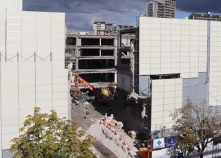 解体が進む商業施設「フローラ８８」。市は跡地にフラワータウン市民センターを移転させる計画だが、１０月臨時会への議案再提案は見送る方針を示した＝９月末、三田市弥生が丘１