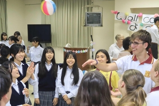 紙風船やけん玉でオーストラリアの生徒と交流した歓迎パーティー＝有馬高校