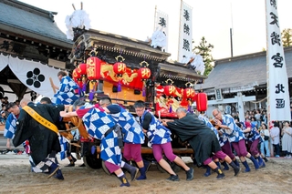 勇壮に宮入りするだんじり＝三田市天神３