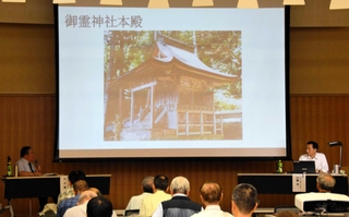 田辺眞人さんと印藤昭一さんが対談形式で文化財について語った＝三田市駅前町