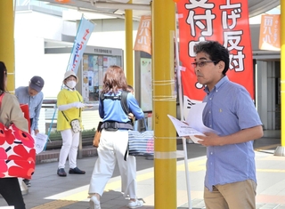 署名を呼びかける「三田のごみ袋値上げ問題を考える会」の関係者＝三田市駅前町