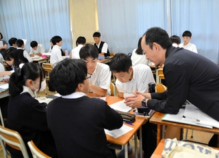 勝本浩平教諭（右）から助言を受けながら、文章を読み解いていく生徒ら＝三田市南が丘２