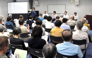 市民ら約５０人が集まる中で行われた説明会＝フラワータウン市民センター