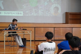 三田空襲の体験や戦時中の暮らしについて語る志儀喜代美さん＝三田市屋敷町