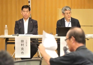 参加者の意見や質問を聞く田村克也市長（左）＝まちづくり協働センター