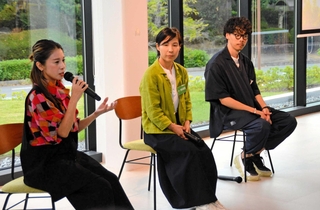 起業への思いや背景について語る（左から）郡香苗さん、椎木ゆかりさん、菊地凌輔さん＝三田市学園４
