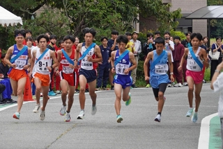 一斉にスタートを切る男子１区の選手たち＝丹波篠山市寺内